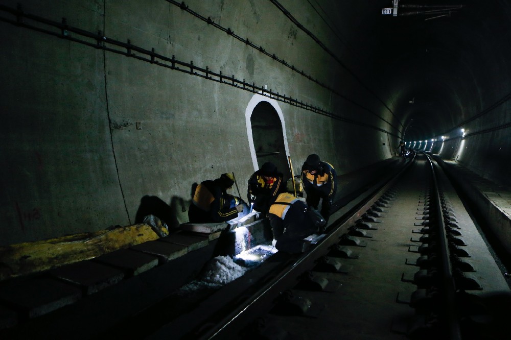 赤壁铁路运营隧道病害现状